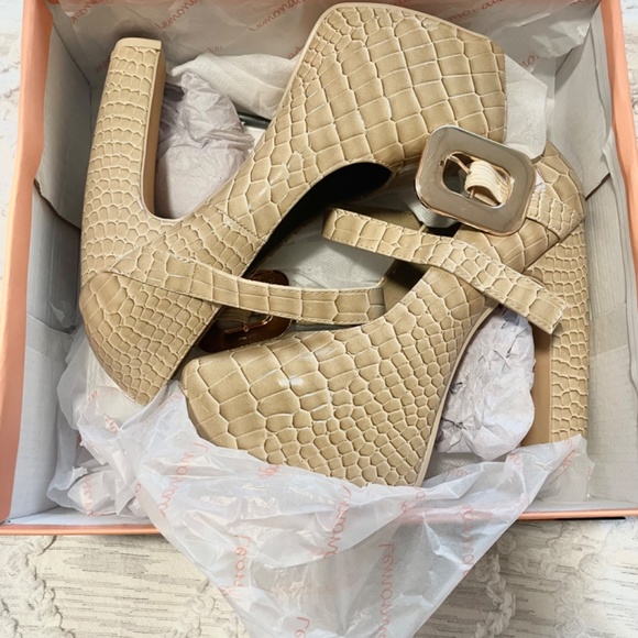 ROUNDABOUT CHUNKY CROC MARY JANE PUMP IN NUDE - Picture 6 of 7